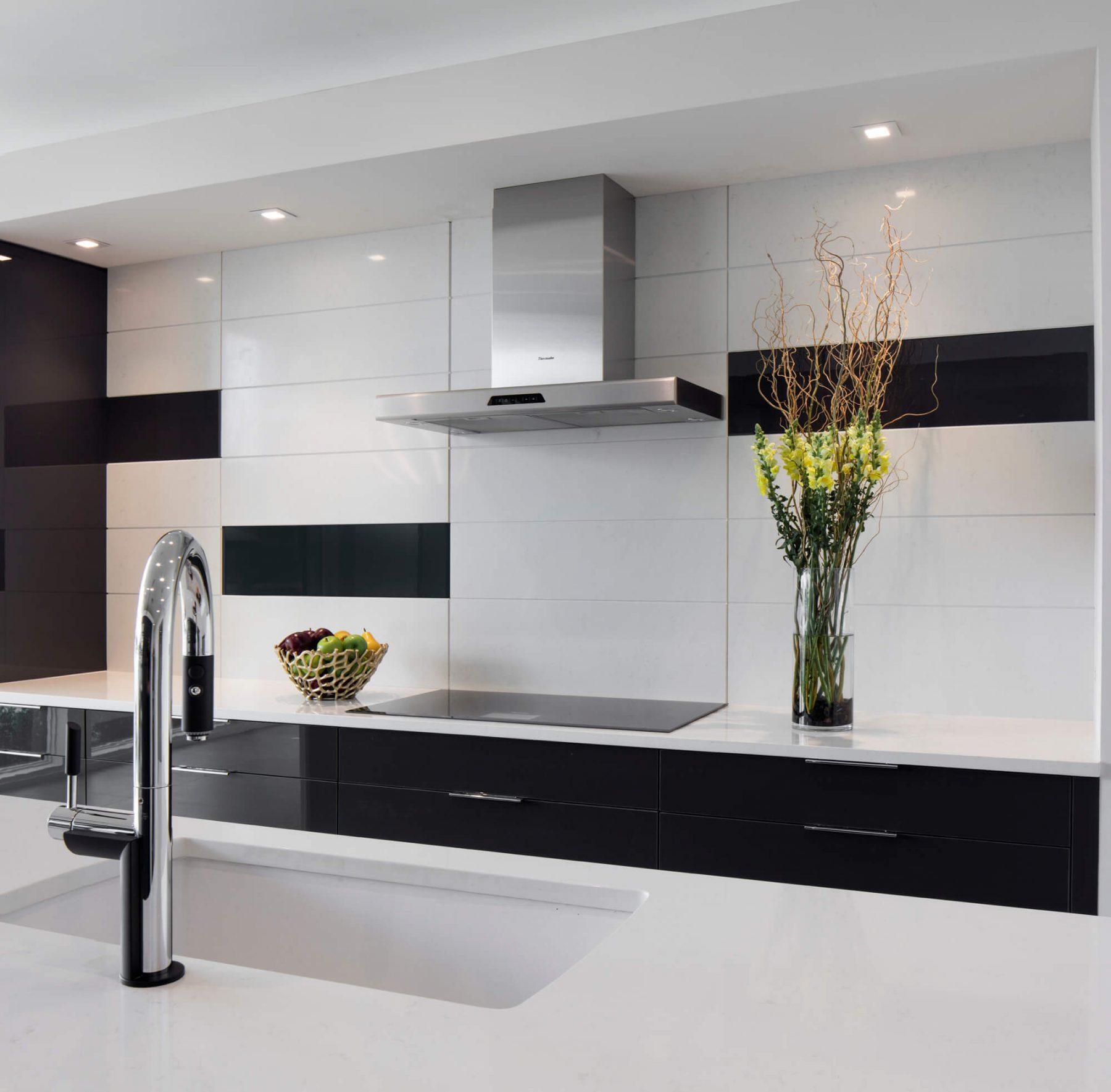 Featured image of post Sleek Modern Kitchen Backsplash / Kitchens are full of smooth, glossy surfaces, so a material that contrasts that—like brick—visually balances the room.